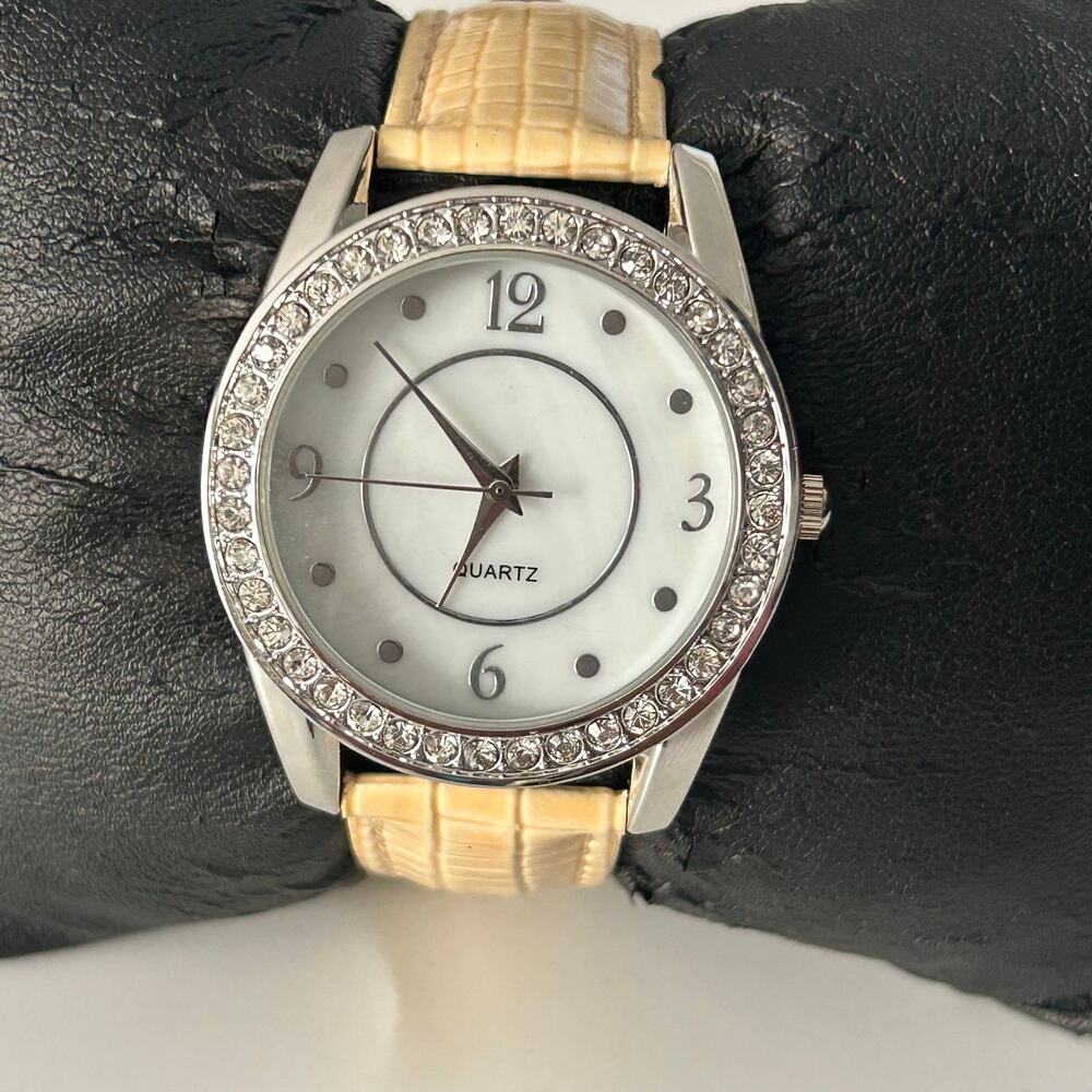 Women’s Silver-tone Crystal Bezel Cream Leather Strap Working New Battery